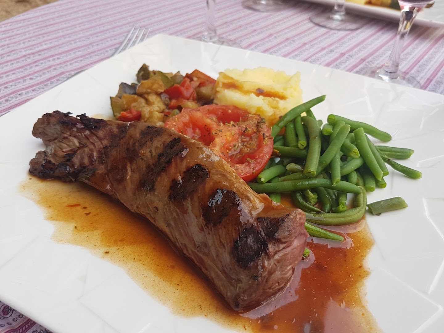 Pièce de viande et légumes servis sur une table