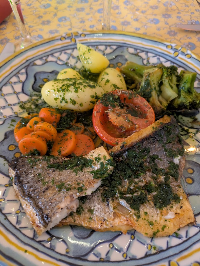 Poisson servi avec des légumes