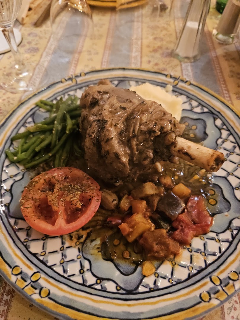 Viande braisée dressée sur assiette