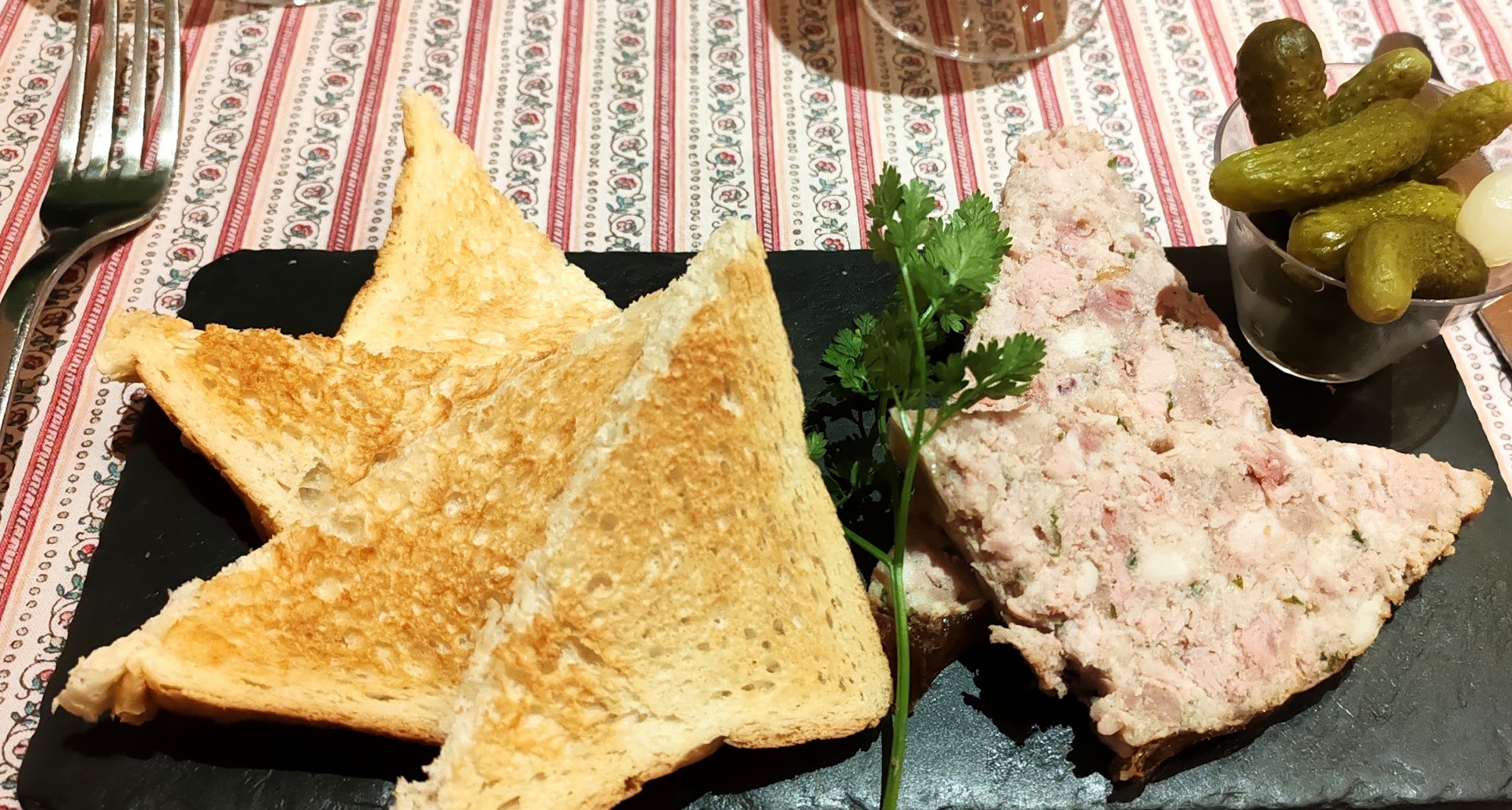 Terrine et pickles servis sur du pain grillé